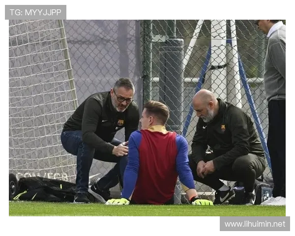 膝盖重伤，特尔施特根在离开当地医院时坐着轮椅